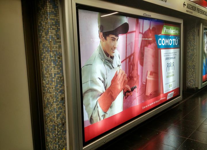 Campaña en Metro de Santiago, vía pública, trabajo de diseño de Alejandro Poblete Cea