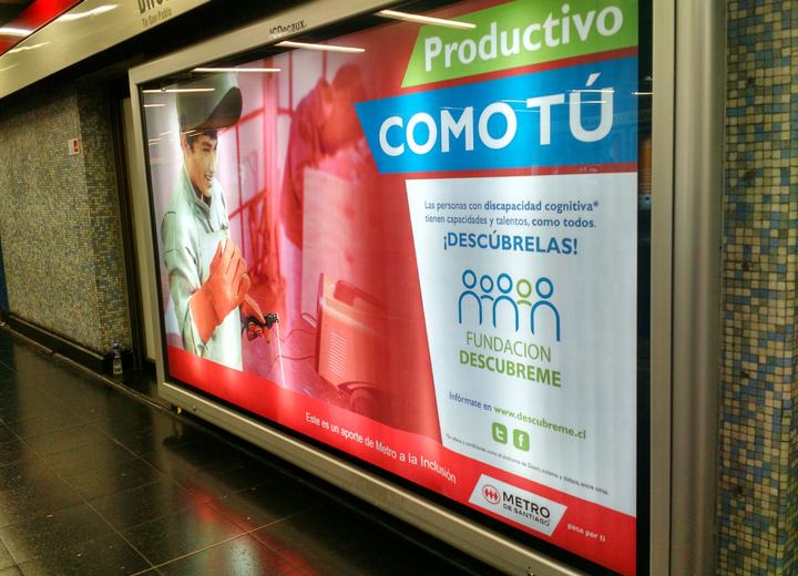 Campaña en Metro de Santiago, vía pública, trabajo de diseño de Alejandro Poblete Cea