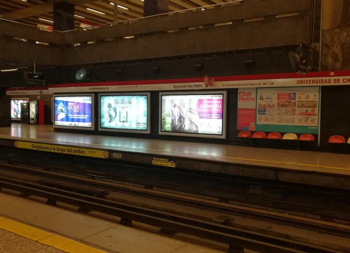 Campaña en estación de Metro, vía pública, trabajo de diseño de Alejandro Poblete Cea