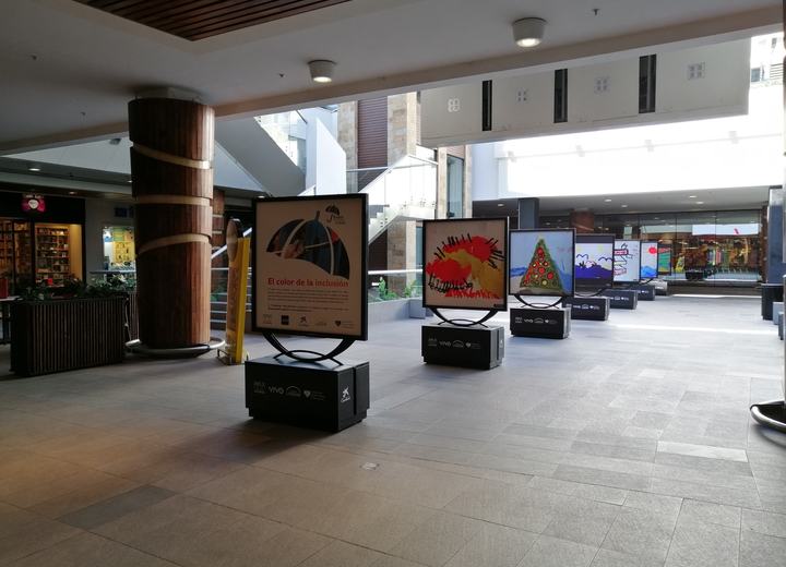 Exposición gráfica en espacio público, vía pública, trabajo de diseño de Alejandro Poblete Cea